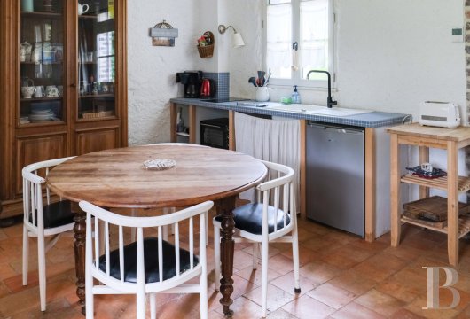 A artists' house with a cluster of small houses on the way to Le Mans - photo  n°18